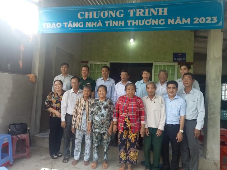 Tổ chức lễ bàn giao nhà tình thương cho hộ nghèo của xã Bình Thắng, Thới Thuận và Thừa Đức